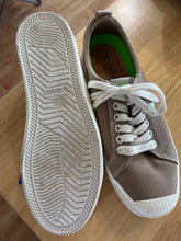 Load image into Gallery viewer, Shoe Size 10 Cariuma Casual Shoes
