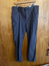 Load image into Gallery viewer, Size 38x30 Orvis Men's Pants
