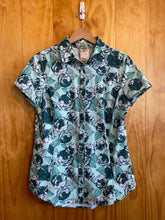 Load image into Gallery viewer, Size Small Duluth Trading Co. Green Print Women&#39;s Short Sleeve Shirt
