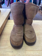 Load image into Gallery viewer, Shoe Size 7 UGG Brown Boots
