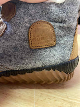 Load image into Gallery viewer, Women&#39;s Shoe Size 9.5 Sorel Grey Boots
