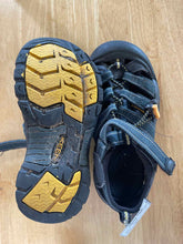 Load image into Gallery viewer, Unisex Keen Shoes

