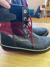 Load image into Gallery viewer, Shoe Size 10 Keen Black Boots
