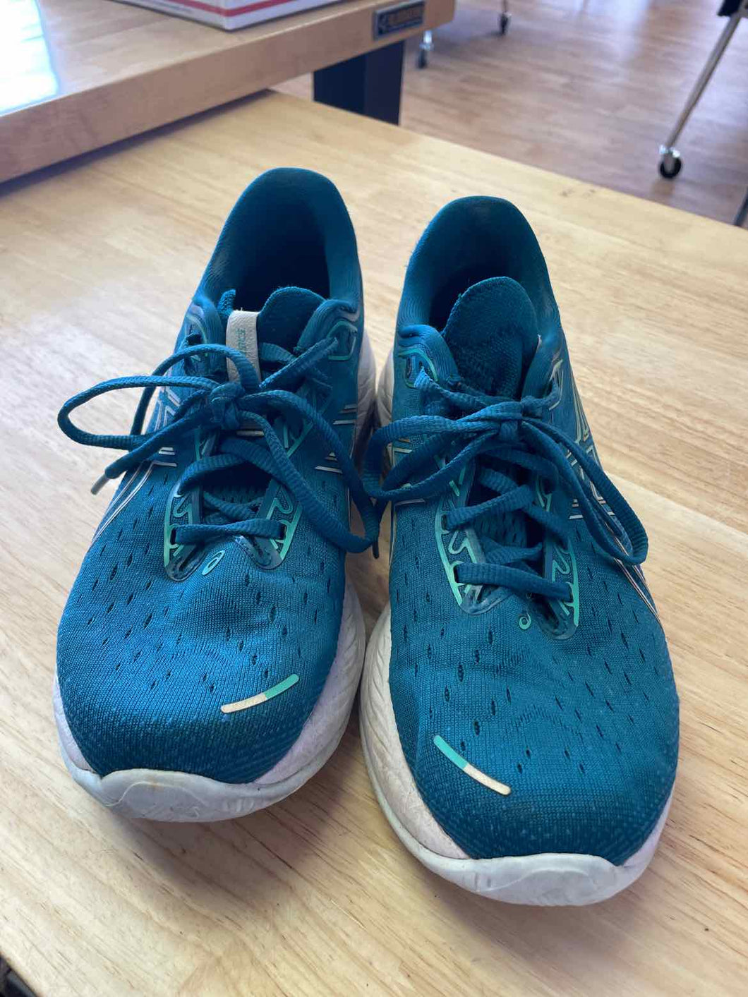 Women's Shoe Size 8.5 Asics Teal Running Shoes