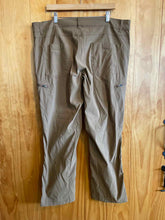 Load image into Gallery viewer, Size 38x32 Eddie Bauer Men&#39;s Pants
