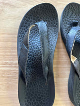 Load image into Gallery viewer, Women&#39;s Shoe Size NA Chaco Shoes
