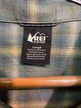 Load image into Gallery viewer, Size L REI Men's Long Sleeve Shirt
