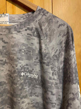Load image into Gallery viewer, Size L Columbia Men&#39;s Long Sleeve Shirt

