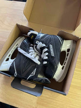 Load image into Gallery viewer, Bauer 10 Ice Skates
