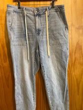 Load image into Gallery viewer, Size Large Judy Blue Light Blue Women's Jeans
