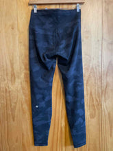 Load image into Gallery viewer, Size 8 Lululemon Black Print Women&#39;s Leggings
