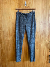 Load image into Gallery viewer, Size Medium Lucy Green Print Women&#39;s Leggings
