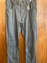 Load image into Gallery viewer, Size 36 Carhartt Men's Pants
