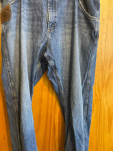 Load image into Gallery viewer, Size 40x32 Wrangler Men's Jeans
