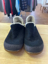 Load image into Gallery viewer, Shoe Size 9 Smart Wool Black Slippers
