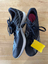 Load image into Gallery viewer, Women&#39;s Shoe Size 7.5 Saucony Black Cleats
