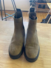 Load image into Gallery viewer, Women's Shoe Size 7.5 Timberland Brown Boots
