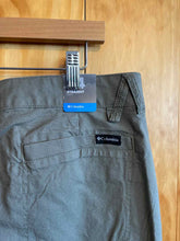 Load image into Gallery viewer, Size 34x9 Columbia Men's Shorts
