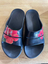 Load image into Gallery viewer, Women's Shoe Size 10 Oofos Black Sandals
