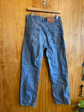 Load image into Gallery viewer, Size 32 Levi&#39;s Men&#39;s Jeans
