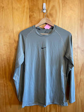 Load image into Gallery viewer, Size M Nike Men's Long Sleeve Shirt

