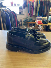 Load image into Gallery viewer, Shoe Size 4 Solovair Black Shoes
