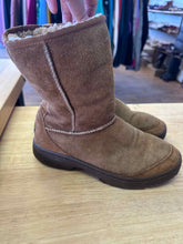 Load image into Gallery viewer, Shoe Size 7 UGG Brown Boots
