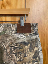 Load image into Gallery viewer, Size 36x32 Wrangler Men&#39;s Pants
