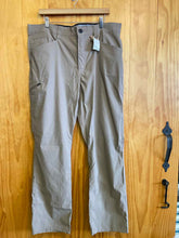 Load image into Gallery viewer, Size 38x32 Orvis Men's Pants
