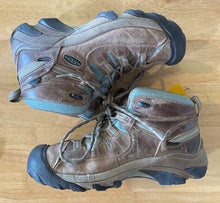 Load image into Gallery viewer, Women&#39;s Shoe Size 8 Keen Brown Hiking Boots

