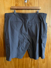 Load image into Gallery viewer, Size 40 Orvis Men's Shorts
