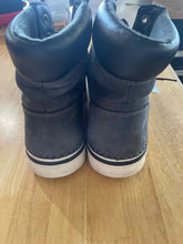 Load image into Gallery viewer, Women's Shoe Size 7.5 Timberland Grey Boots
