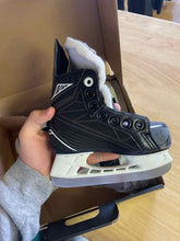 Load image into Gallery viewer, Bauer 8 Ice Skates
