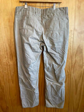 Load image into Gallery viewer, Size 36 Weatherproof Vintage Men's Pants
