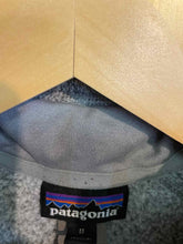 Load image into Gallery viewer, Size Medium Patagonia Grey Women&#39;s Sweater &amp; Sweatshirt
