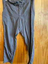 Load image into Gallery viewer, Size 8 Athleta Green Women's Pants
