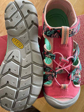 Load image into Gallery viewer, Youth Keen Sandals
