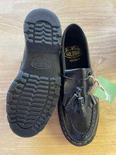 Load image into Gallery viewer, Shoe Size 4 Solovair Black Shoes
