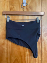 Load image into Gallery viewer, Size 4 Lululemon Black Women's Sports Bras

