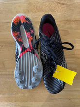 Load image into Gallery viewer, Women&#39;s Shoe Size 7.5 Saucony Black Cleats
