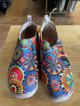 Load image into Gallery viewer, Women&#39;s Shoe Size 6 UIN Multi-Color Shoes
