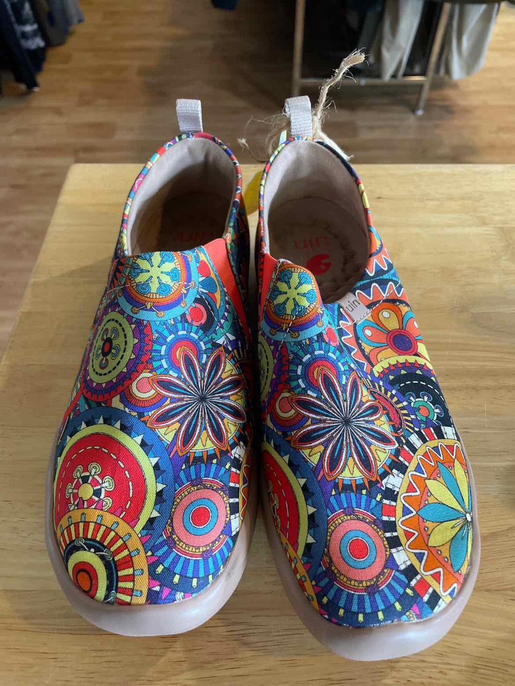 Women's Shoe Size 6 UIN Multi-Color Shoes