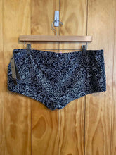 Load image into Gallery viewer, Size 40 Nike Black and White Women's Swim Bottoms
