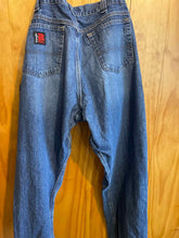 Load image into Gallery viewer, Size 40x32 Wrangler Men's Jeans
