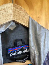 Load image into Gallery viewer, Women Size L Patagonia Lavender Women&#39;s Rain Jacket
