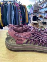 Load image into Gallery viewer, Shoe Size 7 Keen Purple Sandals
