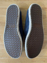 Load image into Gallery viewer, Women&#39;s Shoe Size 8 L.L. Bean Navy Slippers
