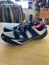 Load image into Gallery viewer, Mens Size 14.5 Venzo Cycling
