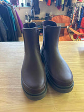 Load image into Gallery viewer, Women&#39;s Shoe Size 9 Hunter Purple Boots
