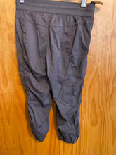 Load image into Gallery viewer, Size Medium North Face Grey Women's Capris
